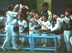 �G�^��に��ランを��った�饻ハム・�p����は�Bベンチでナインとグータッチ