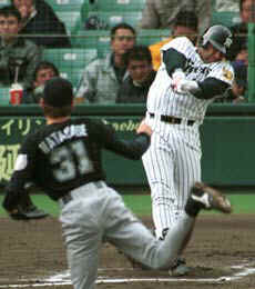 ���^�ؤ@���Bクルーズが�����u�s続のバックスクリーンへのソロを��つ�]���・��辺�T�^