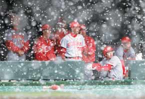 ����に�զXが��断�Iベンチで��を���Wげる広�qナインもお��Wげの状�Aだ