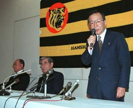 �N��のあいさつをする���T�s�����]�k�^�C����は�[�Eオーナー�B��は���Ыe����